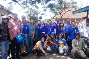 Caleg muda, Deni berfoto bersama dengan pendukungnya seusai kampanye.